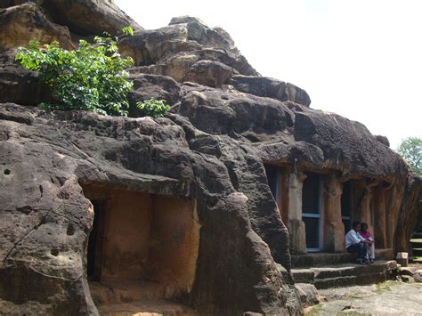  Udaiyagiri Caves: Kuvastuvia jumaluuksia ja mystinen rauha!